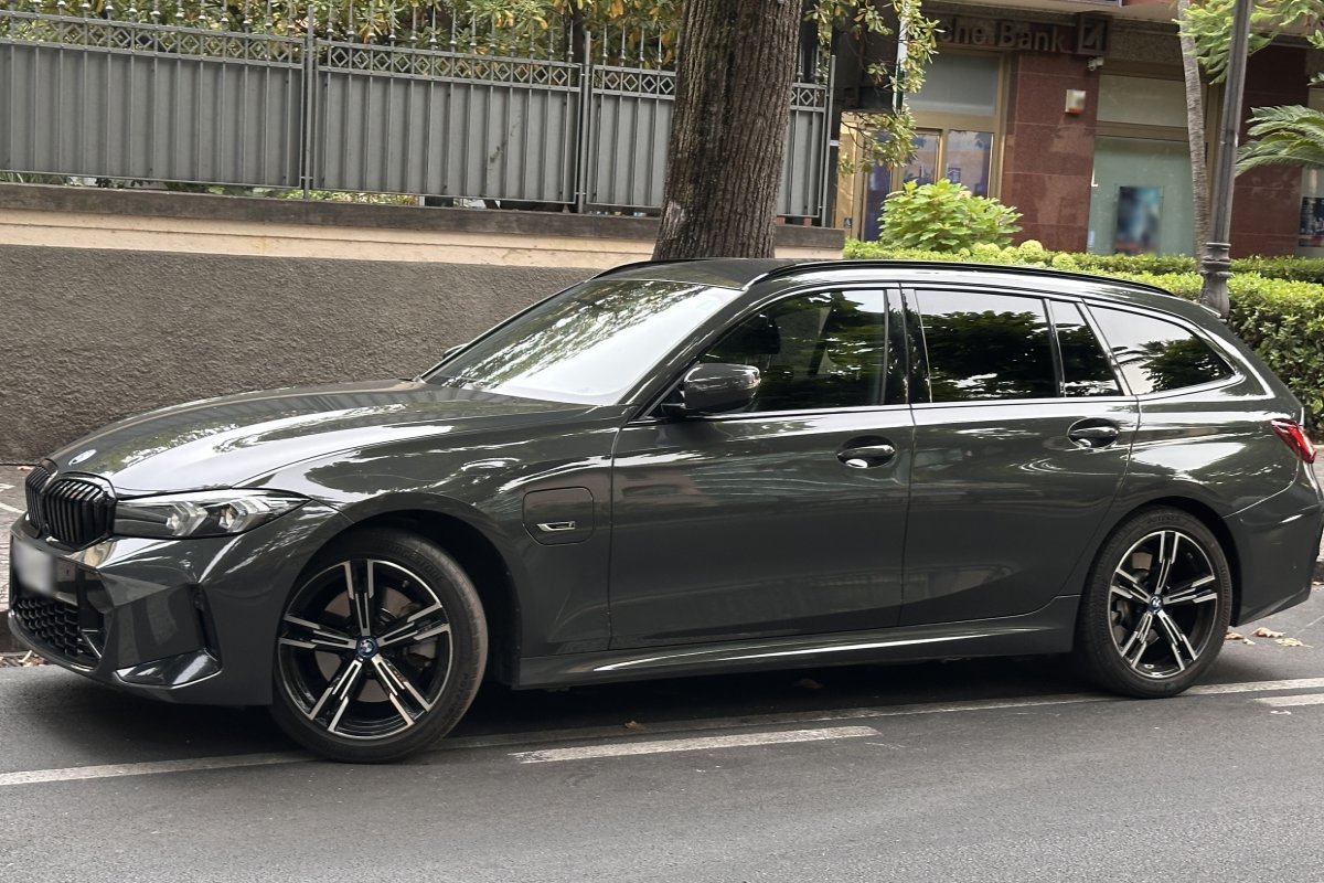 Barcelona Airport to Salou transfer in a BMW 530e Business sedan