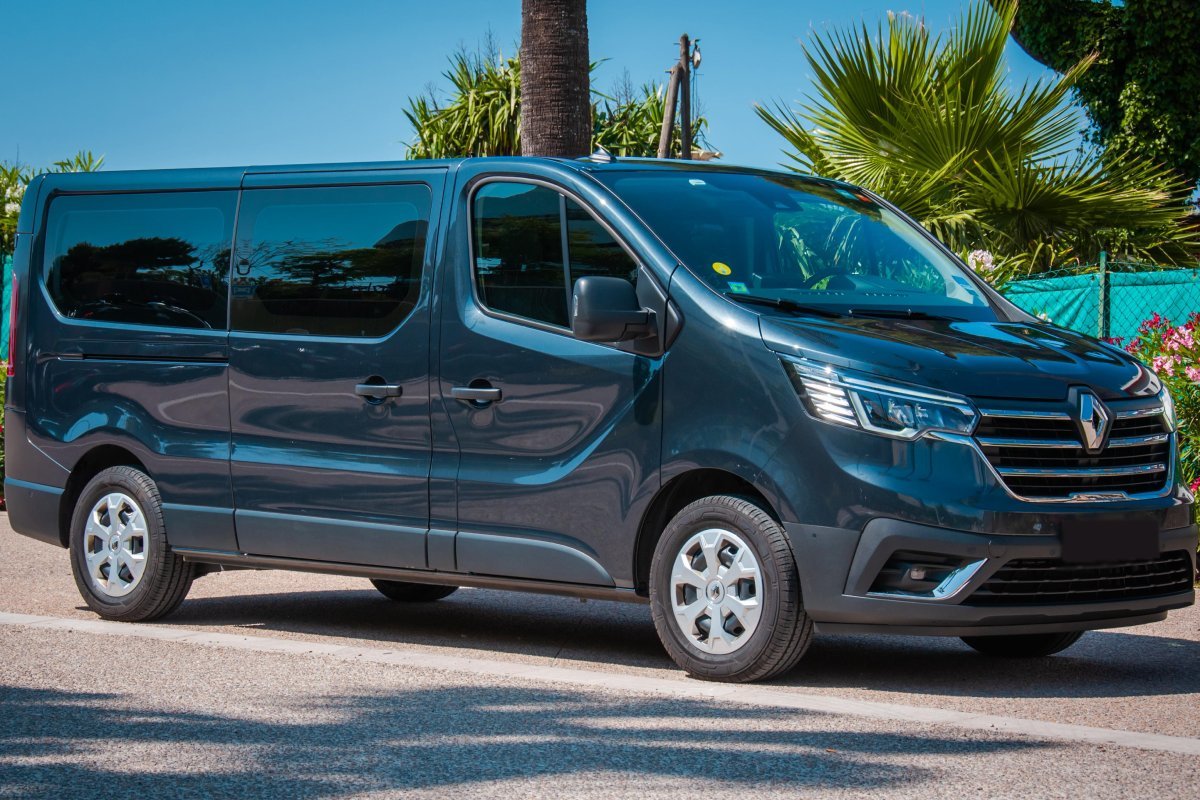 Renault Trafic van for up to 8 passengers travelling from Nice Airport to Cogolin