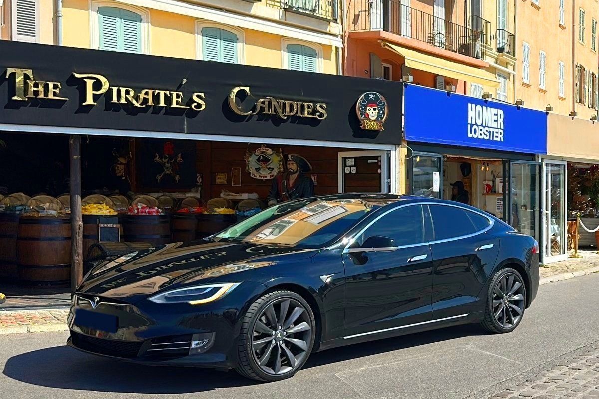 Tesla Model S for private transfer from Nice Airport to Cogolin