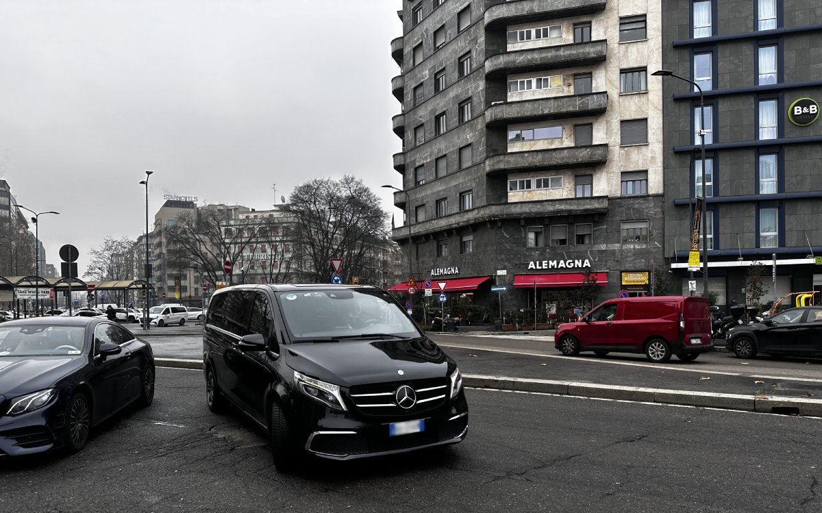 Private transfer by car from Milan to Lake Como with a professional driver