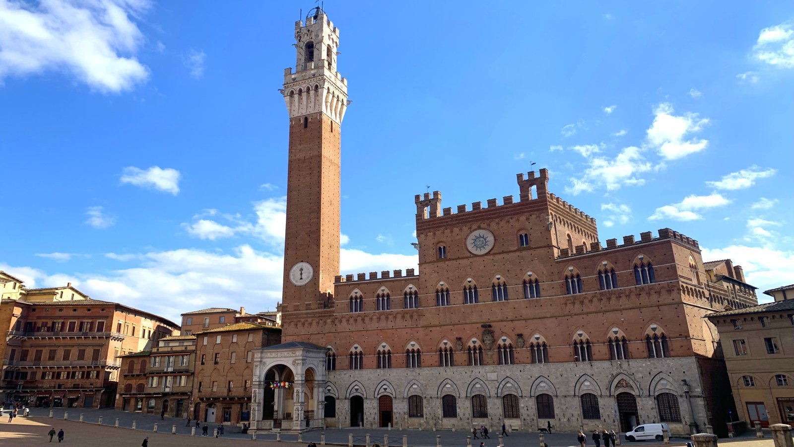Private transfer by car from Milan to Siena with a professional driver