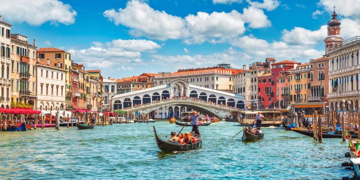 Book a private transfer from Milan airport Malpensa to Venezia