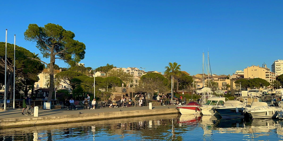Book a private transfer to Sainte Maxime from Nice airport.