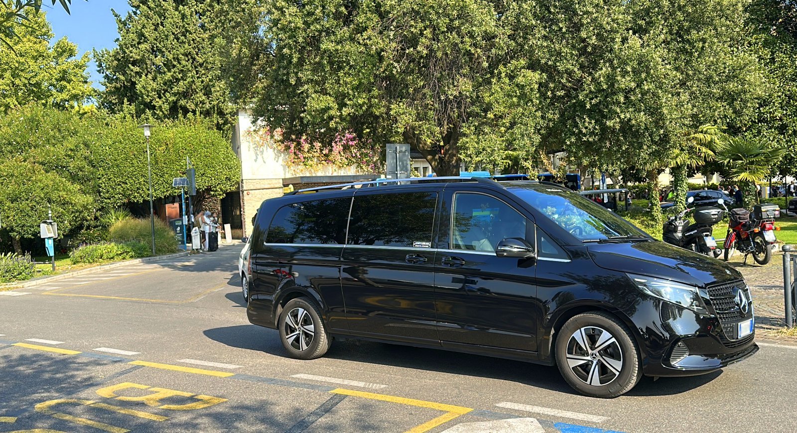 Mercedes V class transfer price from Milan to Sirmione 320€