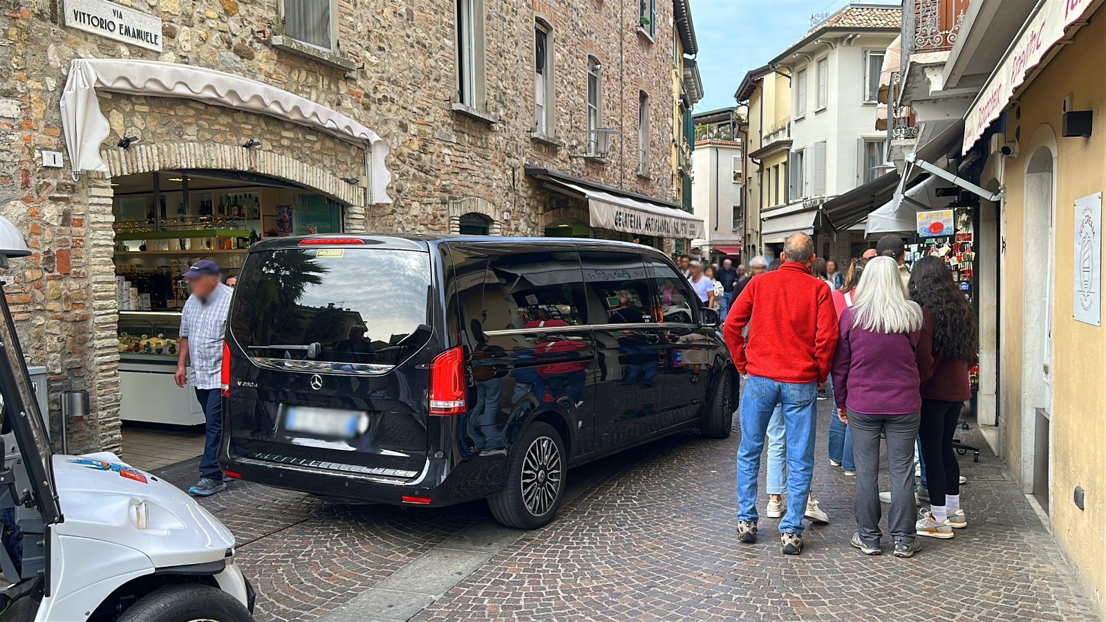Mercedes V class arrive to Sirmione from Milan after 1.5 hours