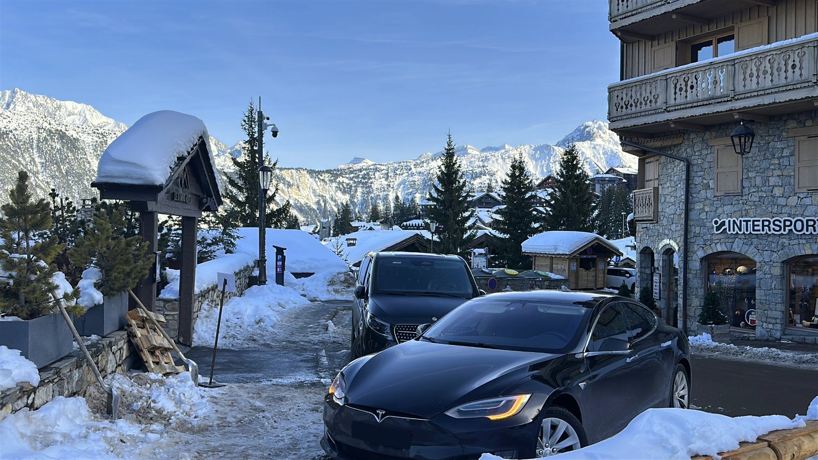 Tesla Model S and Mercedes V-Class transfer vehicles in Courchevel