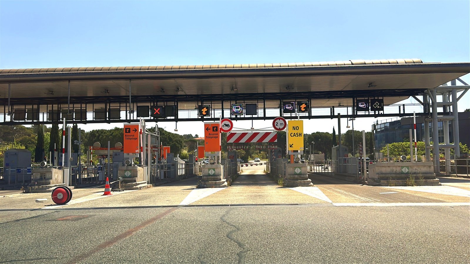 Types of toll booth gates on the A8 motorway from Nice to Saint-Tropez