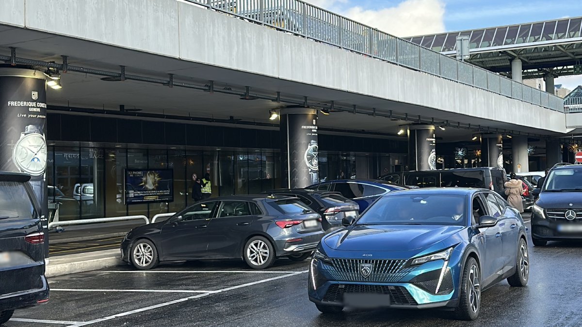 Автомобиль Uber везет пассажиров из аэропорта Женевы в Куршевель