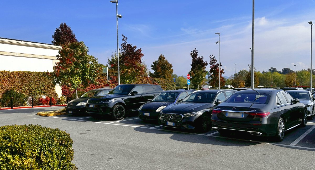 Different car classes available for transfer from Milan to La Spezia including sedan and minivan
