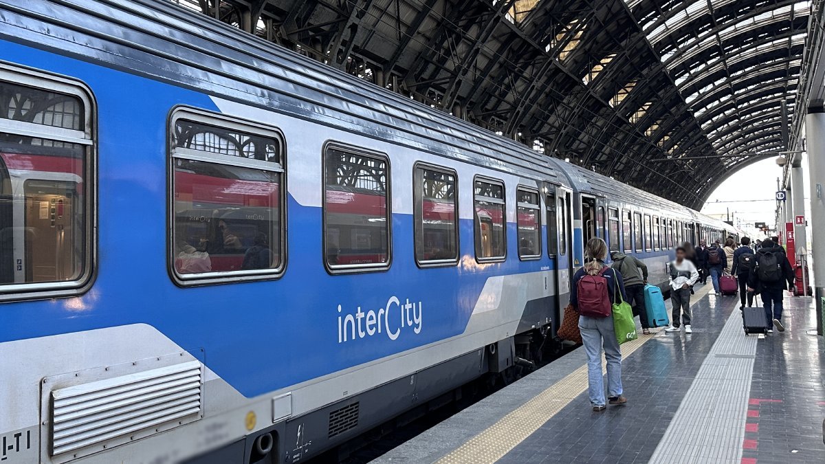 Поезд на вокзале в Милане (Milano Centrale), ожидает начало поездки в сторону Санкт-Мориц